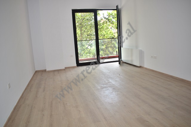 Apartament 1+1 me qera tek Kompleksi Arlis, QSUT,Tirane.
Ndodhet ne katin e 2-te te nje pallati te 